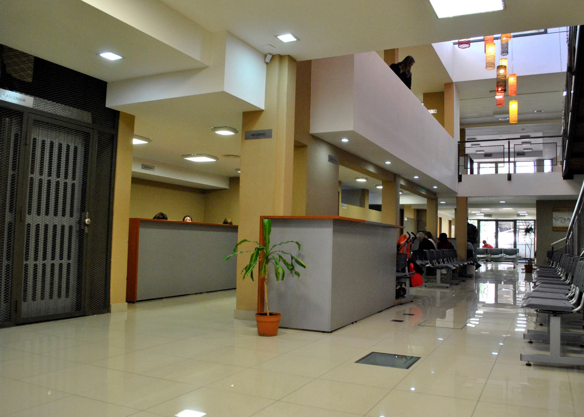 Hall de recepción de la clínica, con mostrador de atención y sala de espera